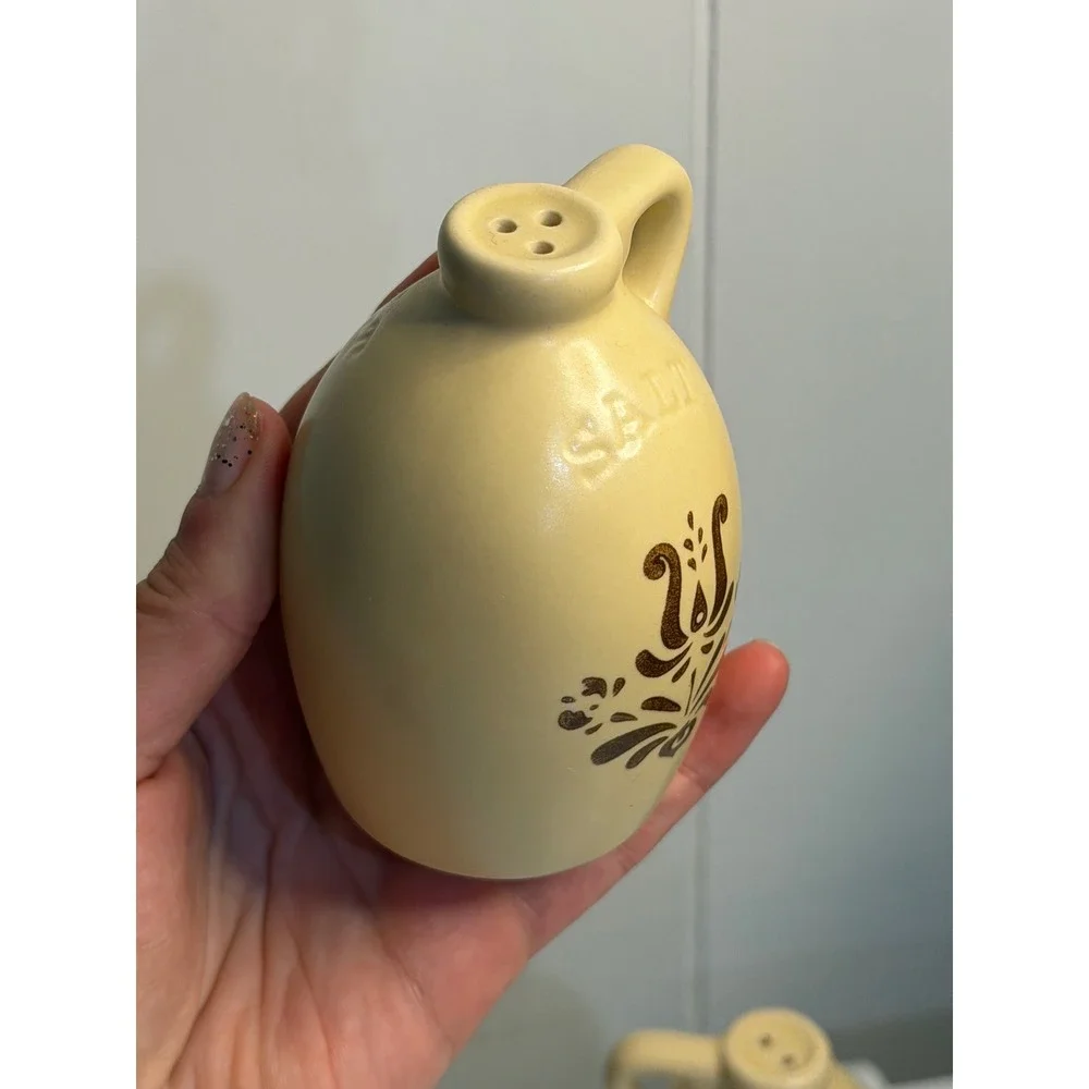 VTG Pfaltzgraff Salt and Pepper‎ Shakers Tan Village Stoneware Jug Style Shakers